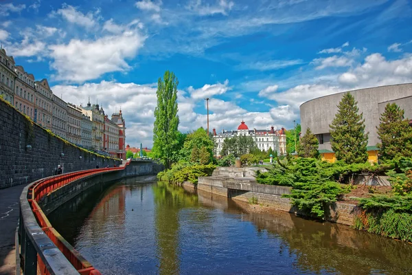 Arquitetura do Rio Tepla e da Cidade na Promenade em Karlovy Vary — Fotografia de Stock