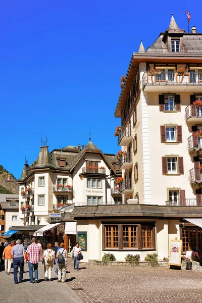 Turister i centrum av Zermatt stad Valais — Stockfoto