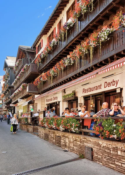 Turister på terrassrestaurang i centrala Zermatt — Stockfoto