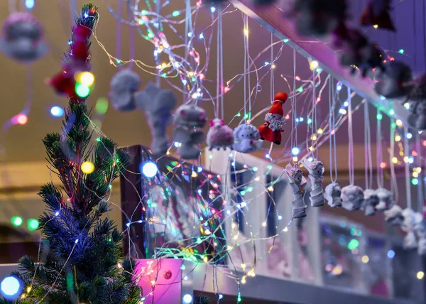 Guirnaldas de árbol de Navidad y decoraciones en el Mercado de Navidad de Vilna — Foto de Stock