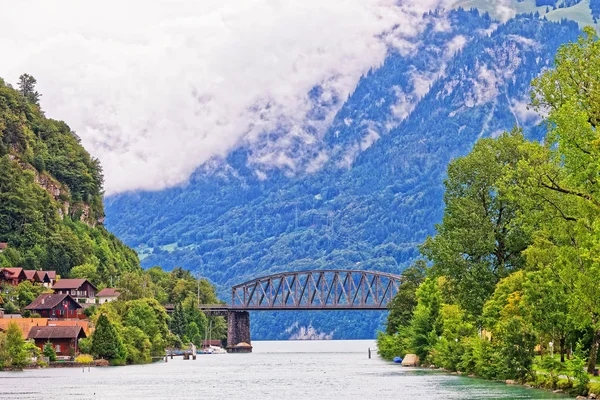 桥上布里恩茨湖和 Brienzer Rothorn 山伯尔尼瑞士 — 图库照片