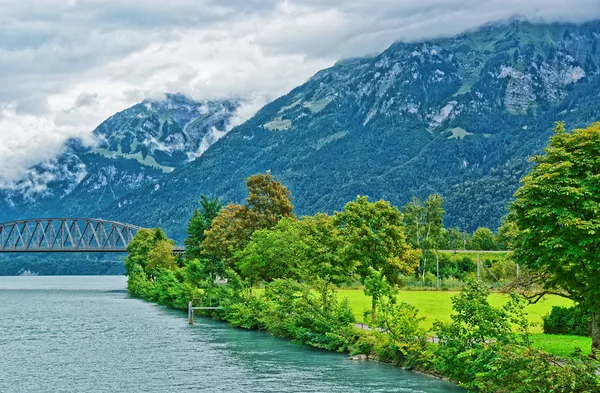瑞士伯尔尼的大桥布里恩湖和 Brienzer Rothorn 山 — 图库照片