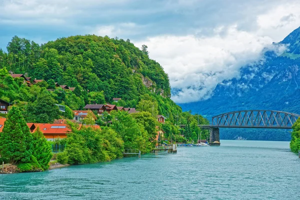 Most nad jeziora Brienz i góra Brienzer Berno szwajcarskie — Zdjęcie stockowe