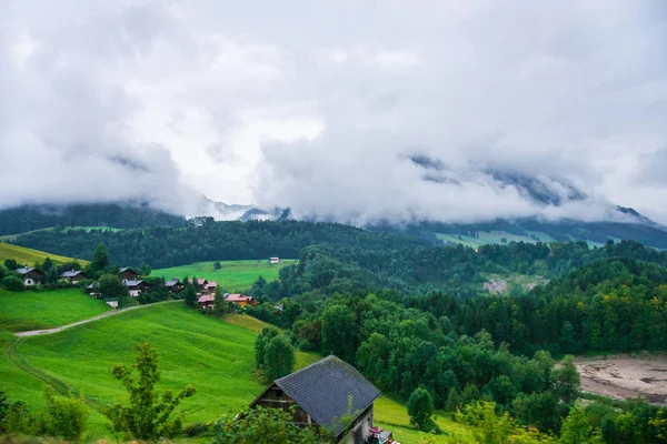 Chalets på Prealps bjerge i Gruyere distrikt i Fribourg Schweiz - Stock-foto