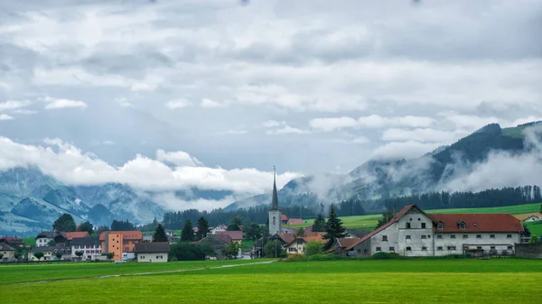 Kerk in Charmey dorp aan Vooralpen in Gruyère-Fribourg-Zwitserland — Stockfoto