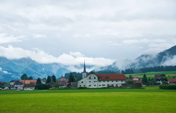 Церковь в деревне Шарми на Преальпах в Грюере Фрибур Швейцария — стоковое фото