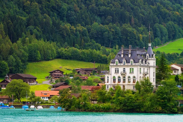 Herrgård på sjöarna Brienz och Brienzer Rothorn berg Bern Schweiz — Stockfoto