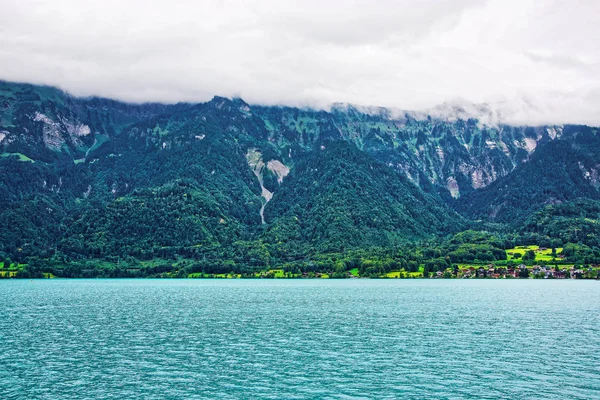 ベルン スイス ブリエンツ湖とブリエンツロート山のパノラマ — ストック写真