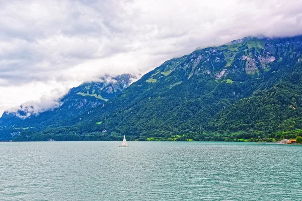 ブリエンツ湖とブリエンツロート山スイス ベルンのヨット — ストック写真