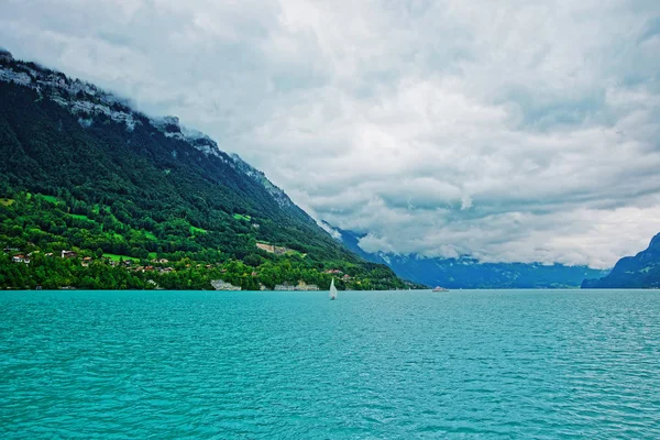 Żaglówka na górskie Jeziora Brienz i Brienzer Rothorn Berno szwajcarskie — Zdjęcie stockowe
