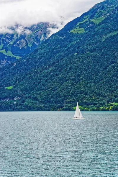 Veleiro no Lago Brienz e Brienzer Rothorn montanha Berna Suíça — Fotografia de Stock