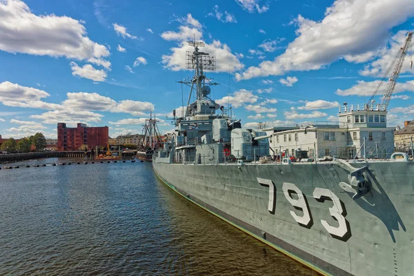 Boston'da demirlemiş Uss Cassin genç gemiyi geri