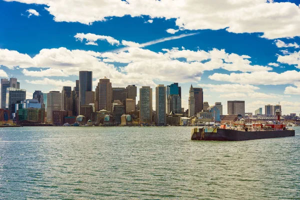 Boston skyline i statek pływający po drugiej stronie rzeki — Zdjęcie stockowe