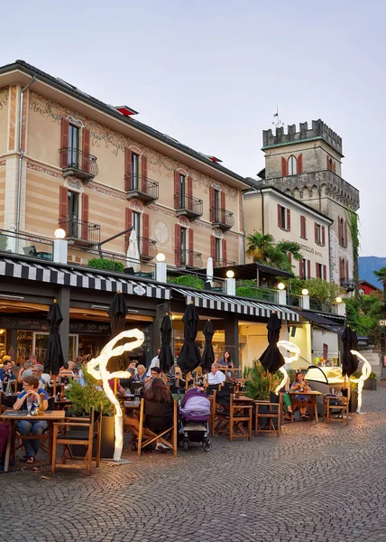 Kafe ve restoranlar Ascona tatil beldesine Ticino İsviçre — Stok fotoğraf