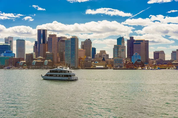 Arka planda bir Boston manzarası ile feribot tekne yüzen