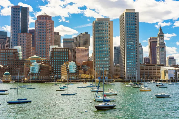 Pływające łodzie żaglowe z panoramą Boston w tle — Zdjęcie stockowe