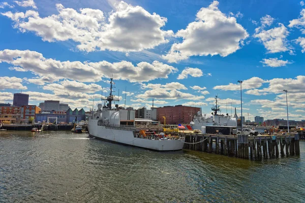 Gran barco blanco amarrado en el puerto de Boston — Foto de Stock
