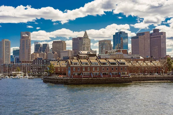 Long Wharf con el bloque de aduanas en el distrito financiero de Boston — Foto de Stock