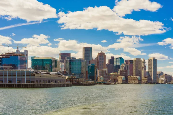 晴れた日の間にボストンの壮大なスカイライン — ストック写真