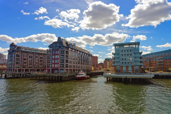 Edificios modernos en Burroughs Wharf en Charles River Boston — Foto de Stock