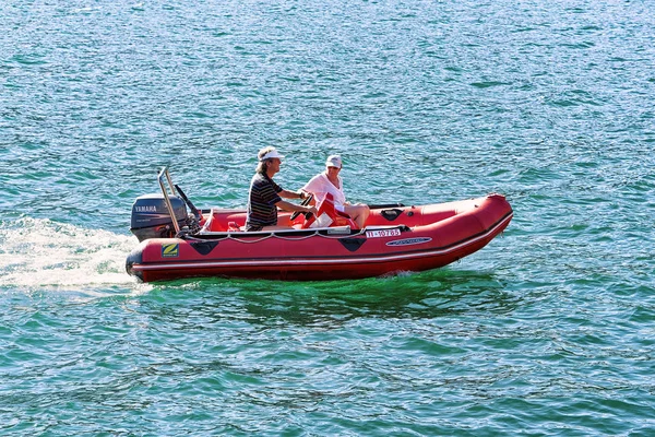 Pessoas no barco em Ascona no Lago Maggiore — Fotografia de Stock