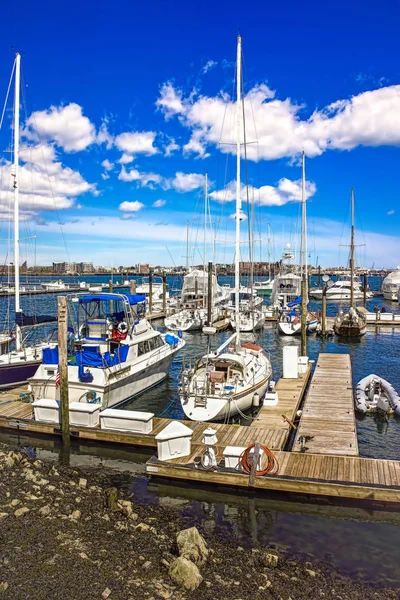 Muelle en Boston Wharf con veleros en Charles River —  Fotos de Stock