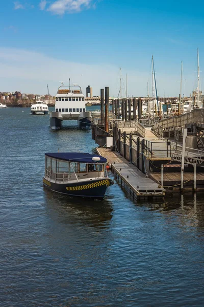 Muelle de Boston Wharf con velero y Charles River — Foto de Stock
