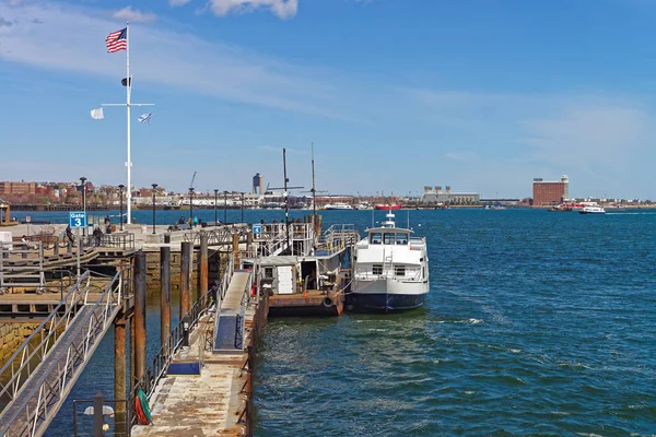 Muelle de Boston Wharf con velero y Charles River — Foto de Stock