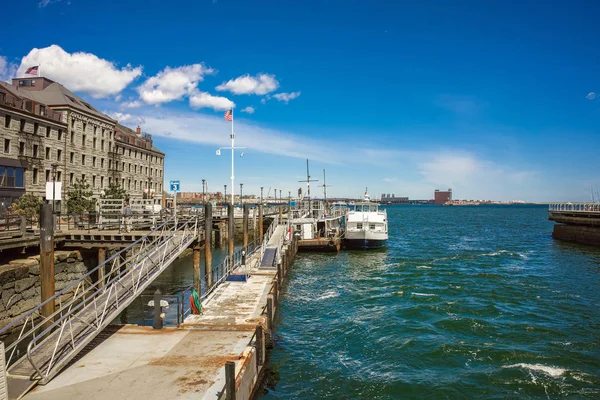 Muelle de Long Wharf con Customhouse Block y velero — Foto de Stock