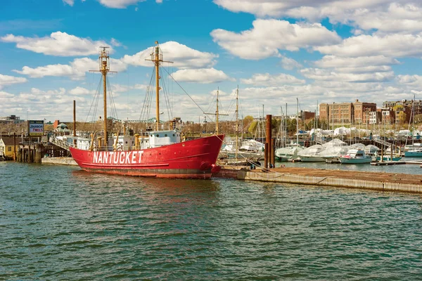 Barco rojo amarrado en la bahía de Boston — Foto de Stock