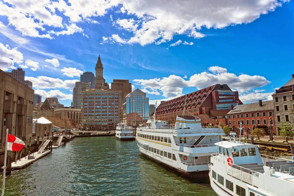 Skyline van Boston en schepen afgemeerd in de buurt van de pier — Stockfoto