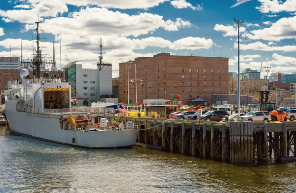 Barco blanco amarrado cerca del muelle en Boston — Foto de Stock