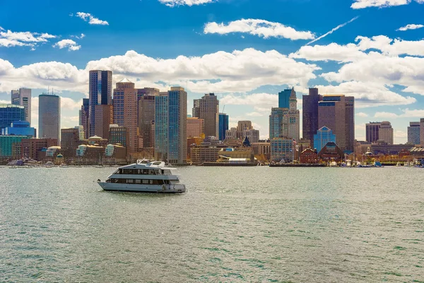 Traghetto galleggiante con skyline di Boston sullo sfondo Fotografia Stock