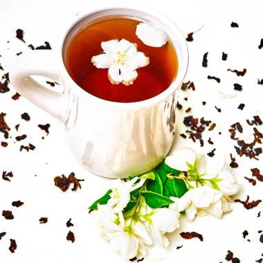 Çay Kupası ve kurutulmuş ve taze kokulu Yasemin çiçekleri