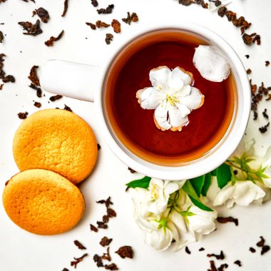 Kurutulmuş ve taze Yasemin çiçekleri ve tanımlama bilgisi ile çay fincanı