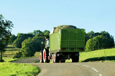 Traktör römork Bourgogne Franche Comte saman dolu ile