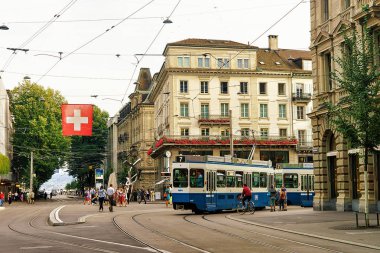 Tramvay Bahnhofstrasse sokakta Zürih şehir merkezinde çalışan.