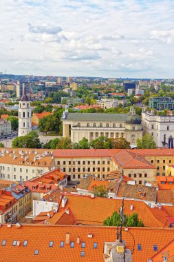 Katedral Meydanı eski şehir Vilnius'rooftops görünümü
