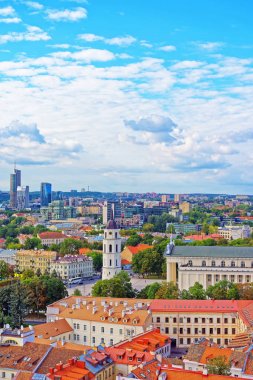 Katedral Meydanı ve mali Vilnius District çatılarına