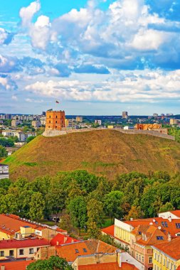 Şafak Tower hill ve Vilnius rooftops üzerinde