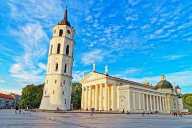 Katedral Meydanı ve eski şehir Vilnius adlı çan kulesi