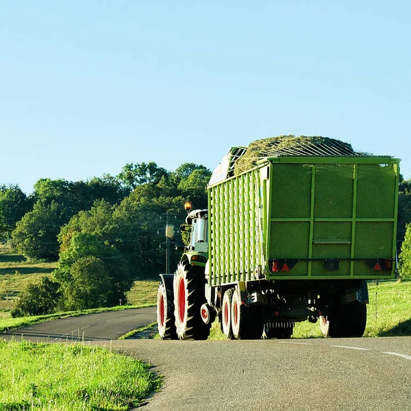 Traktor dengan trailer penuh jerami dari Bourgogne Franche Comte — Stok Foto