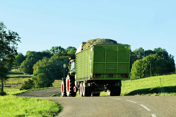 Traktor med tilhenger full av høy i Bourgogne Franche Comte – stockfoto