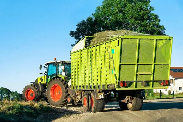 Traktor dengan trailer penuh jerami Bourgogne Franche Comte — Stok Foto