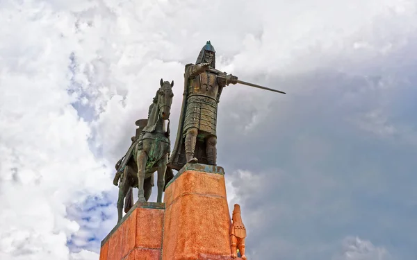 Statue of Grand Duke Gediminas on Cathedral Square in Vilnius — Stock Photo, Image