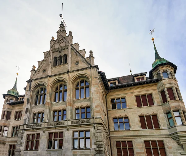 Штадтхаус в старом центре Цюриха — стоковое фото