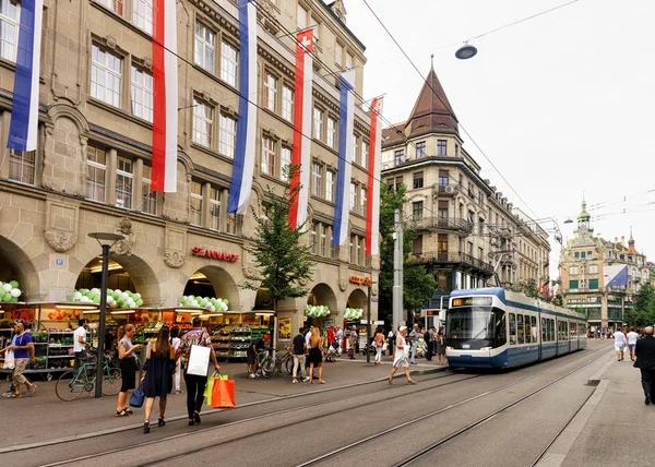 Straßenbahn in der Bahnhofstrasse in der Zürcher Innenstadt — Stockfoto