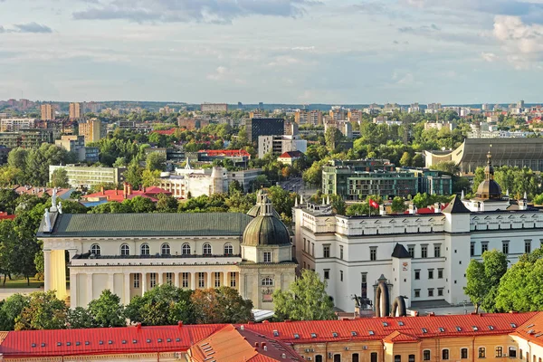 Hustaken syn på Cathedral Square i gamla stan i Vilnius — Stockfoto