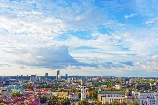 Крыши соборной площади и финансового района Вильнюса — стоковое фото