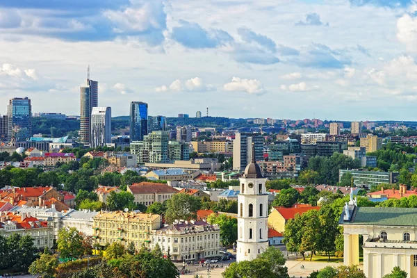 Hustaken på Cathedral Square och finansiella distriktet Vilnius — Stockfoto